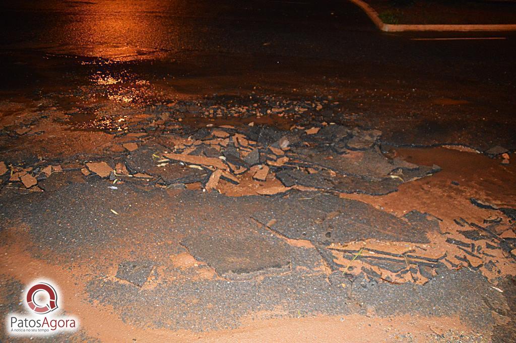 Chuva causa transtorno e destrói asfalto na Avenida Padre Almir  | Patos Agora - A notícia no seu tempo - https://patosagora.net