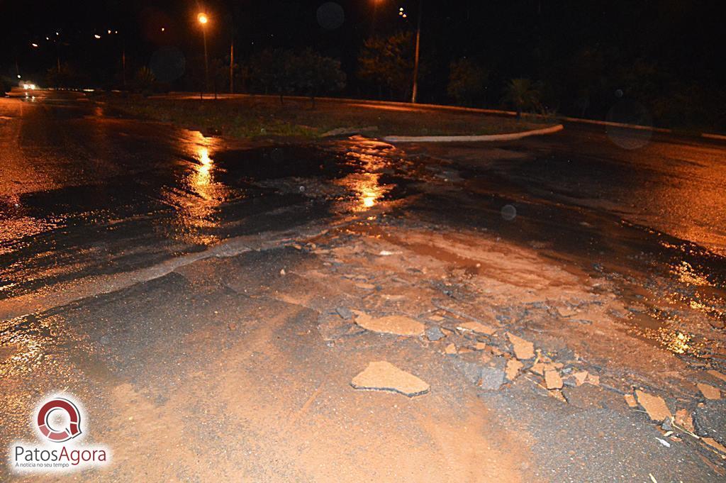 Chuva causa transtorno e destrói asfalto na Avenida Padre Almir  | Patos Agora - A notícia no seu tempo - https://patosagora.net