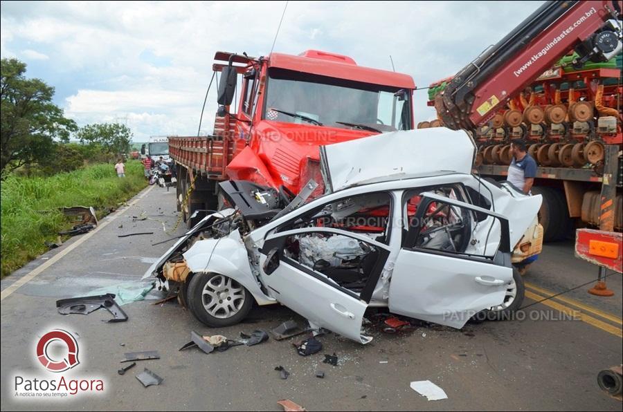 Colisão entre carro e caminhão deixa um morto na BR-365 próximo a Patrocínio | Patos Agora - A notícia no seu tempo - https://patosagora.net