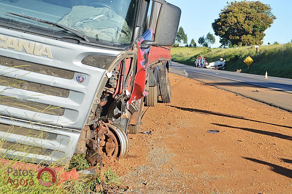 Colisão entre carro e caminhão deixa um morto na BR-365 próximo ao Rivalcino | Patos Agora - A notícia no seu tempo - https://patosagora.net