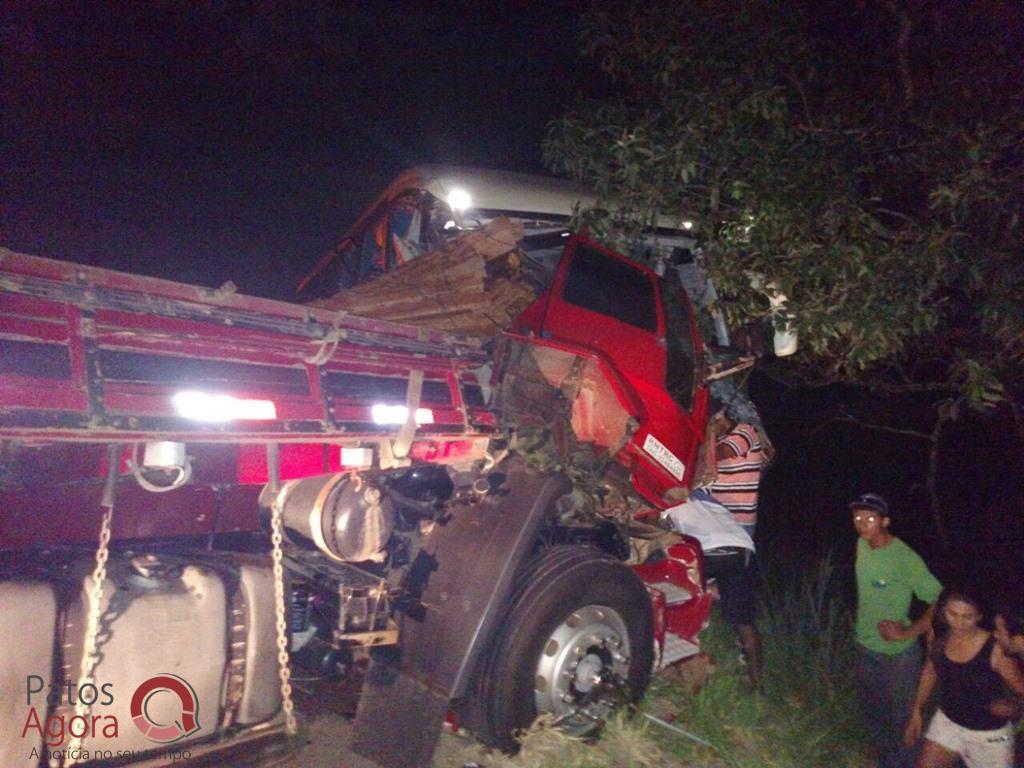 Ônibus que seguia para Patos de Minas bate em caminhão na BR-262 e deixa um morto | Patos Agora - A notícia no seu tempo - https://patosagora.net