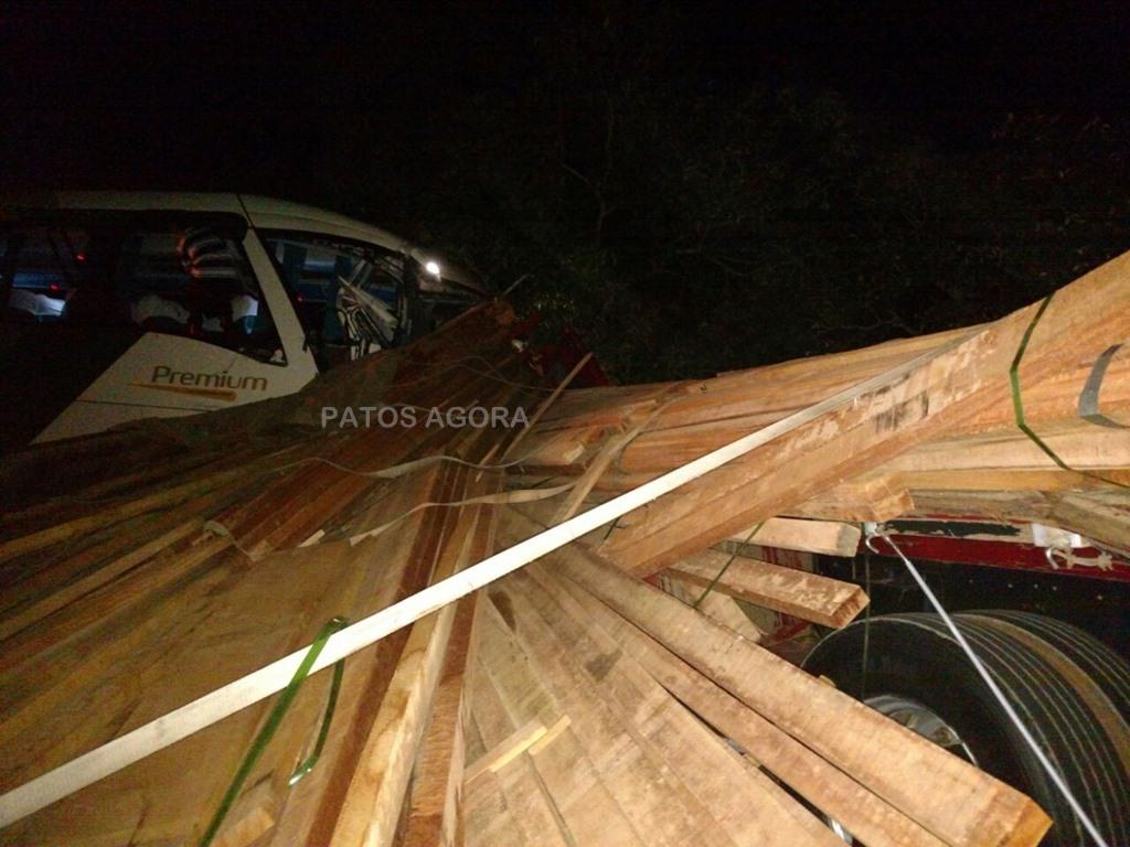 Ônibus que seguia para Patos de Minas bate em caminhão na BR-262 e deixa um morto | Patos Agora - A notícia no seu tempo - https://patosagora.net