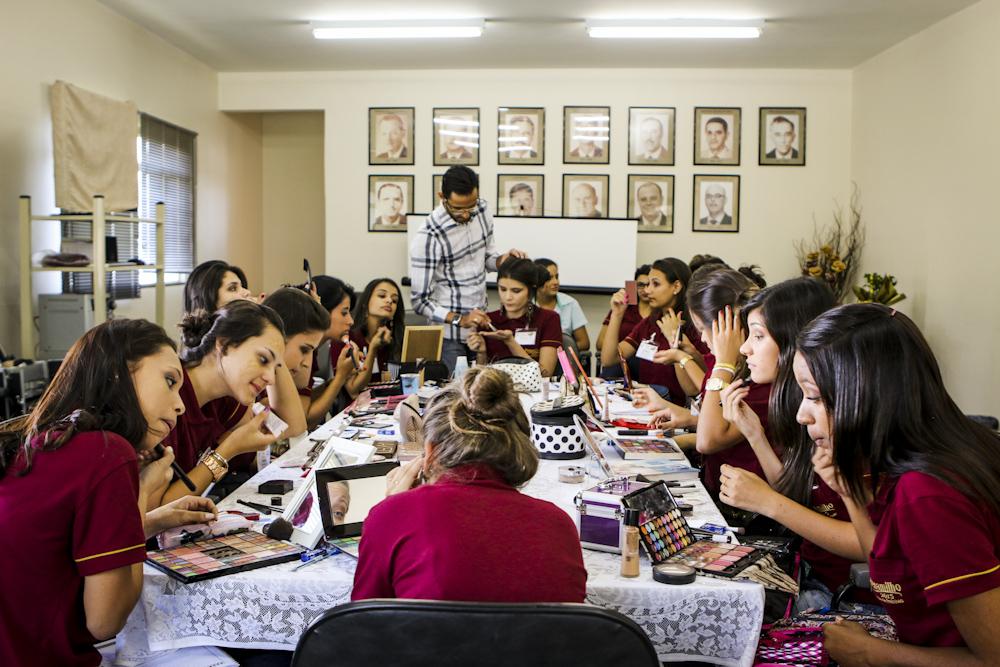 Escola de Rainhas realiza oficina de maquiagem para as candidatas | Patos Agora - A notícia no seu tempo - https://patosagora.net