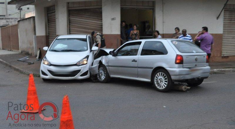 Motorista provoca acidente após avançar parada obrigatória | Patos Agora - A notícia no seu tempo - https://patosagora.net