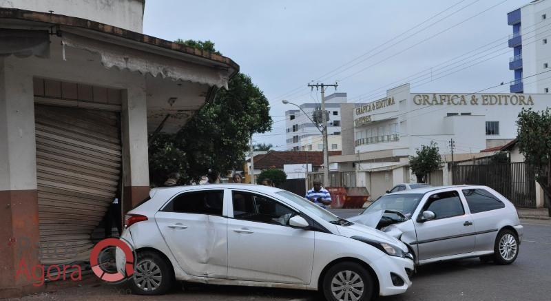Motorista provoca acidente após avançar parada obrigatória | Patos Agora - A notícia no seu tempo - https://patosagora.net