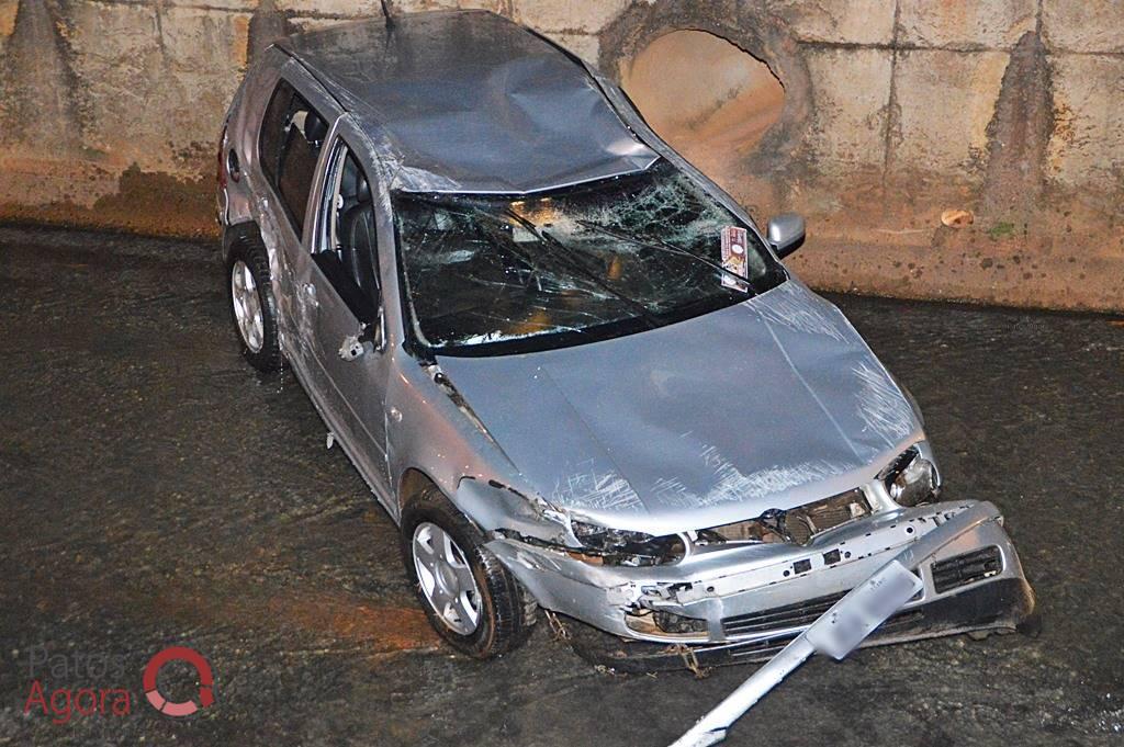Motorista inabilitado cai com carro dentro do córrego do Monjolo | Patos Agora - A notícia no seu tempo - https://patosagora.net
