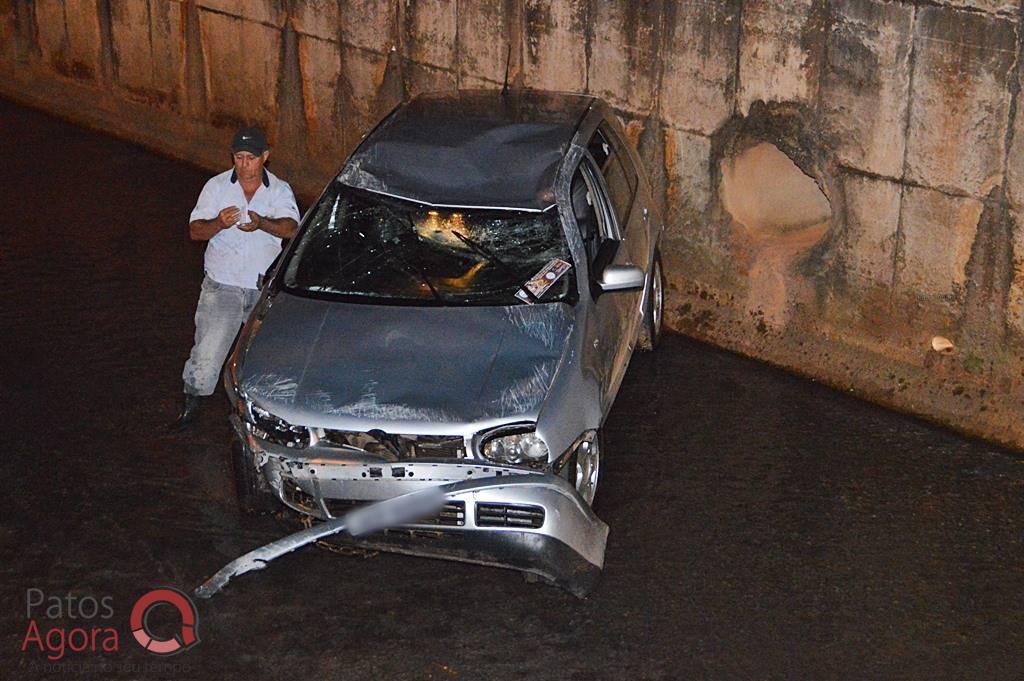 Motorista inabilitado cai com carro dentro do córrego do Monjolo | Patos Agora - A notícia no seu tempo - https://patosagora.net