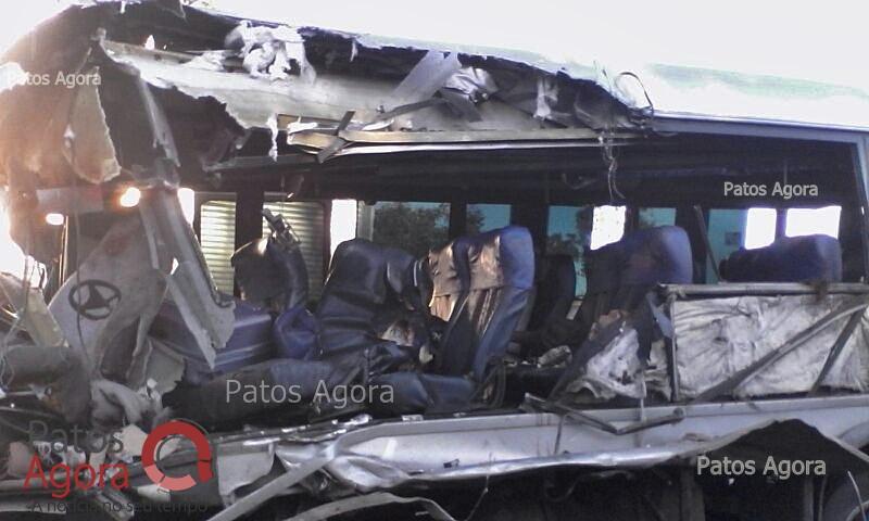 Grave acidente entre micro-ônibus e carreta deixa mortos e feridos na BR-365  | Patos Agora - A notícia no seu tempo - https://patosagora.net