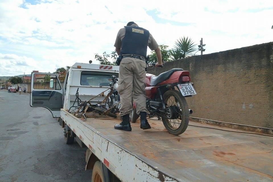Menores em motocicletas furtadas fogem da polícia e um deles bate em viatura policial | Patos Agora - A notícia no seu tempo - https://patosagora.net