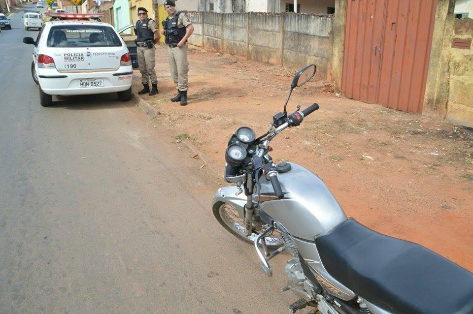 Menores em motocicletas furtadas fogem da polícia e um deles bate em viatura policial | Patos Agora - A notícia no seu tempo - https://patosagora.net