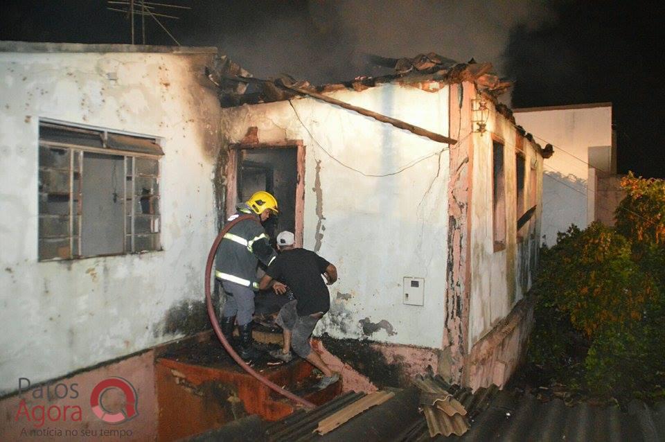 Casa abandonada pega fogo no centro da cidade | Patos Agora - A notícia no seu tempo - https://patosagora.net