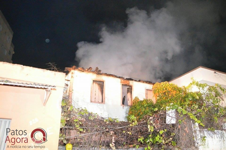 Casa abandonada pega fogo no centro da cidade | Patos Agora - A notícia no seu tempo - https://patosagora.net