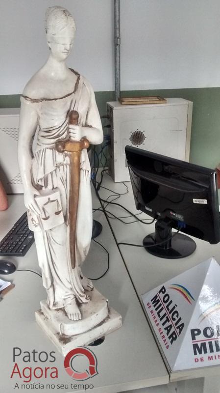 Estatueta furtada do fórum é abandonada em agência bancária | Patos Agora - A notícia no seu tempo - https://patosagora.net