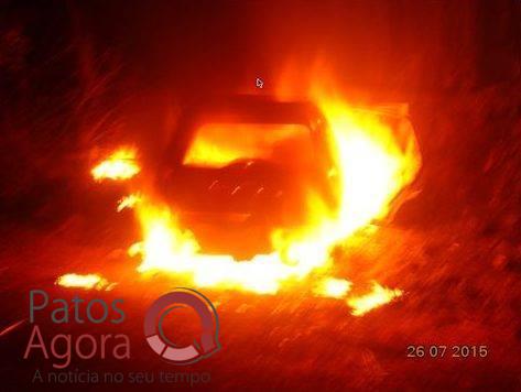 Carro pega fogo após bater em canaleta de proteção da pista e capotar várias vezes na MGC 354 | Patos Agora - A notícia no seu tempo - https://patosagora.net