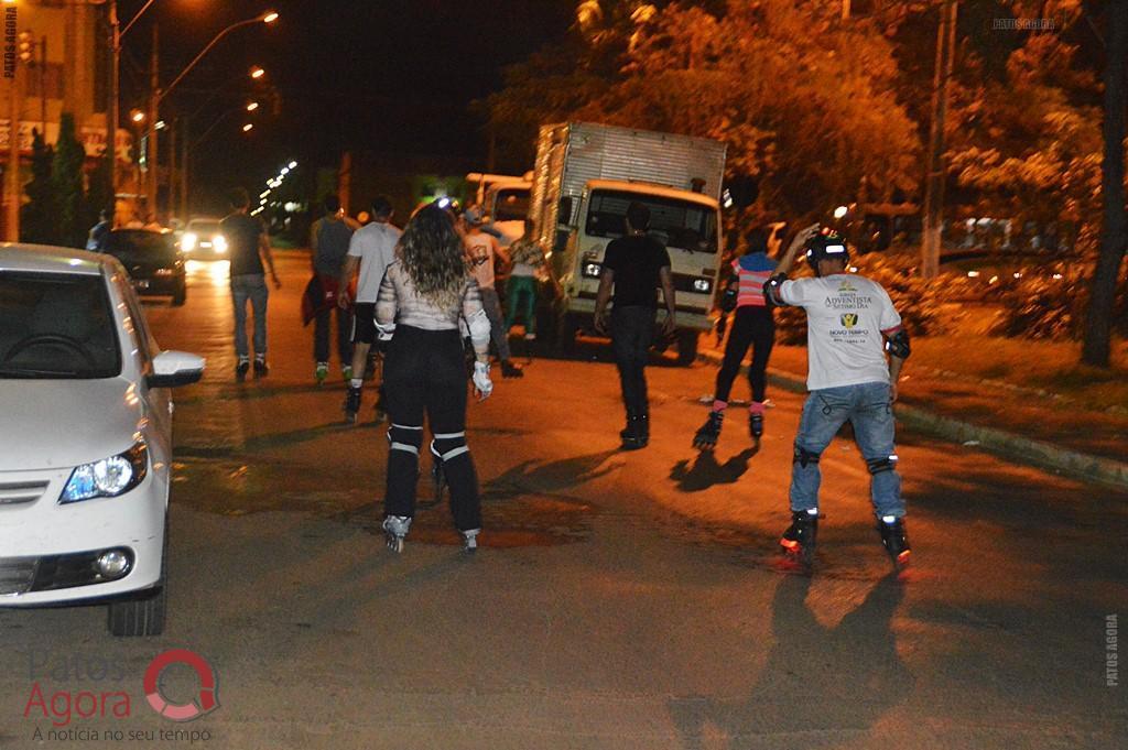 Patinadores de Patos de Minas formam grupo para passear à noite pela cidade | Patos Agora - A notícia no seu tempo - https://patosagora.net