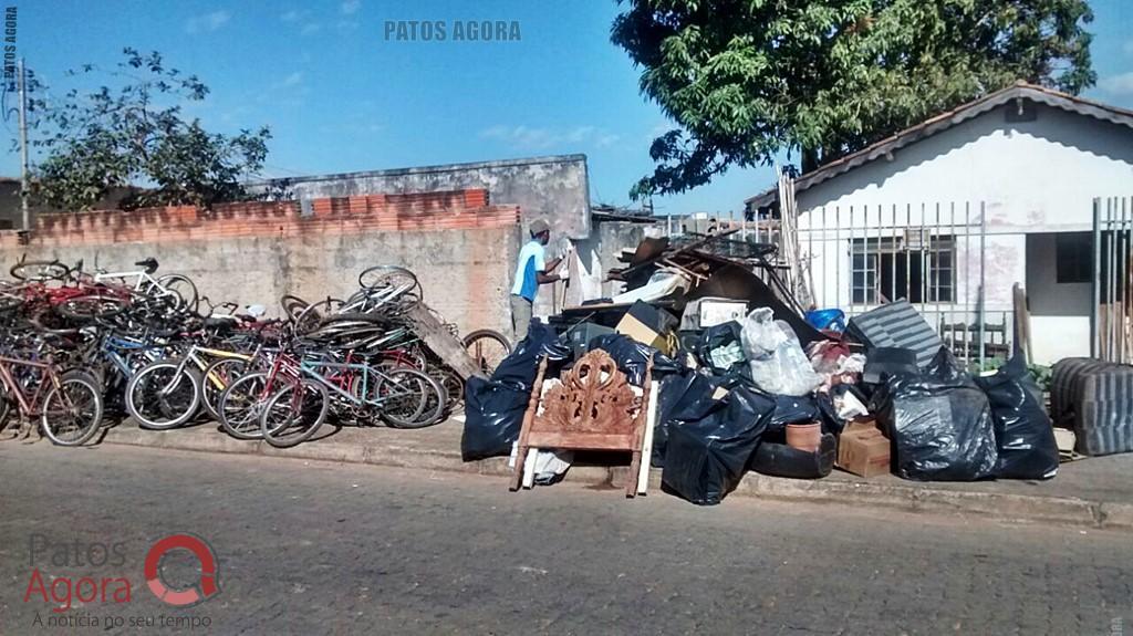 Morador com Síndrome de Diógenes acumula lixo e bicicletas em casa | Patos Agora - A notícia no seu tempo - https://patosagora.net