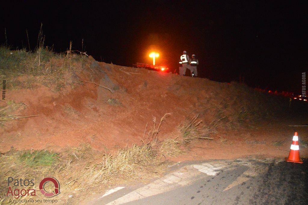 Caminhão sobe em alça de acesso da BR-365, atinge dois veículos e quatro ficam feridos | Patos Agora - A notícia no seu tempo - https://patosagora.net