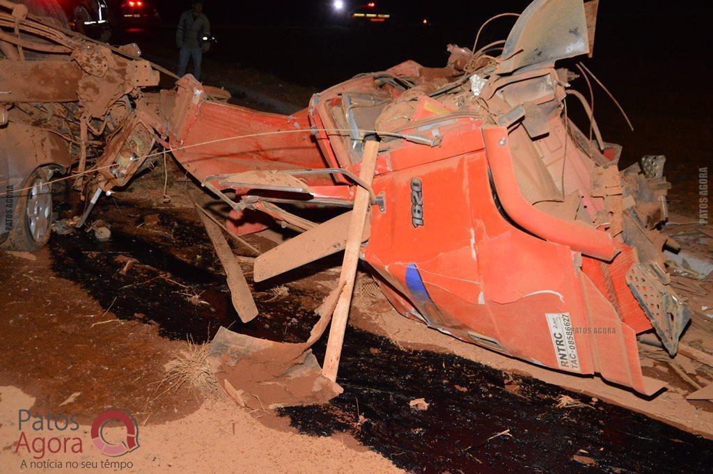 Caminhão sobe em alça de acesso da BR-365, atinge dois veículos e quatro ficam feridos | Patos Agora - A notícia no seu tempo - https://patosagora.net