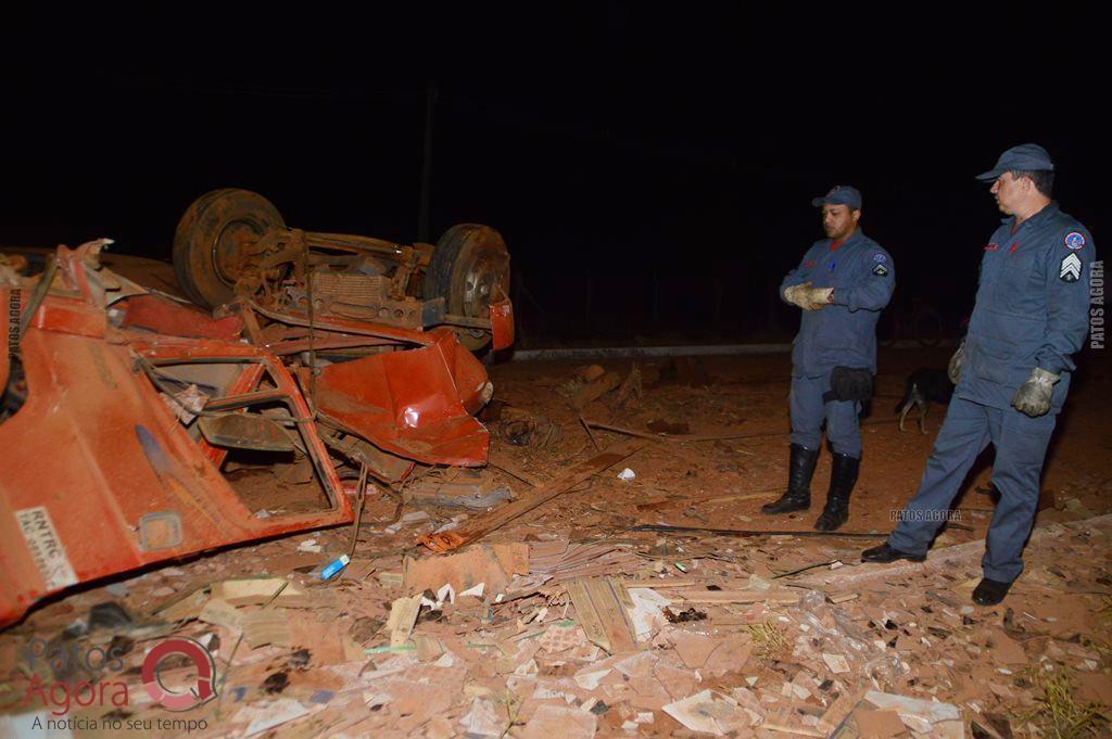 Caminhão sobe em alça de acesso da BR-365, atinge dois veículos e quatro ficam feridos | Patos Agora - A notícia no seu tempo - https://patosagora.net