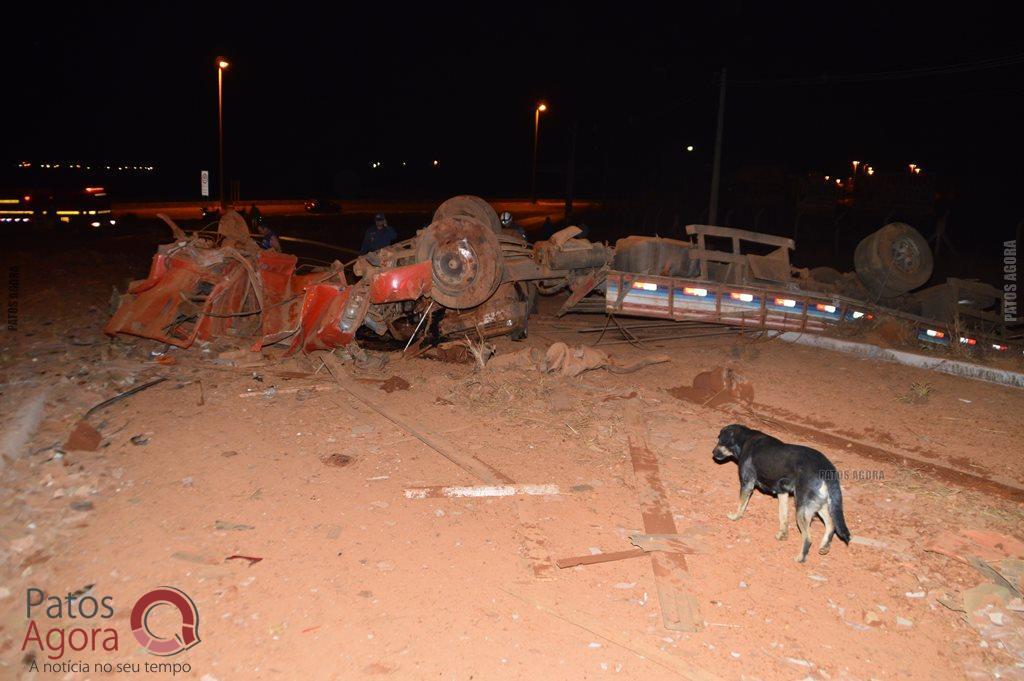 Caminhão sobe em alça de acesso da BR-365, atinge dois veículos e quatro ficam feridos | Patos Agora - A notícia no seu tempo - https://patosagora.net