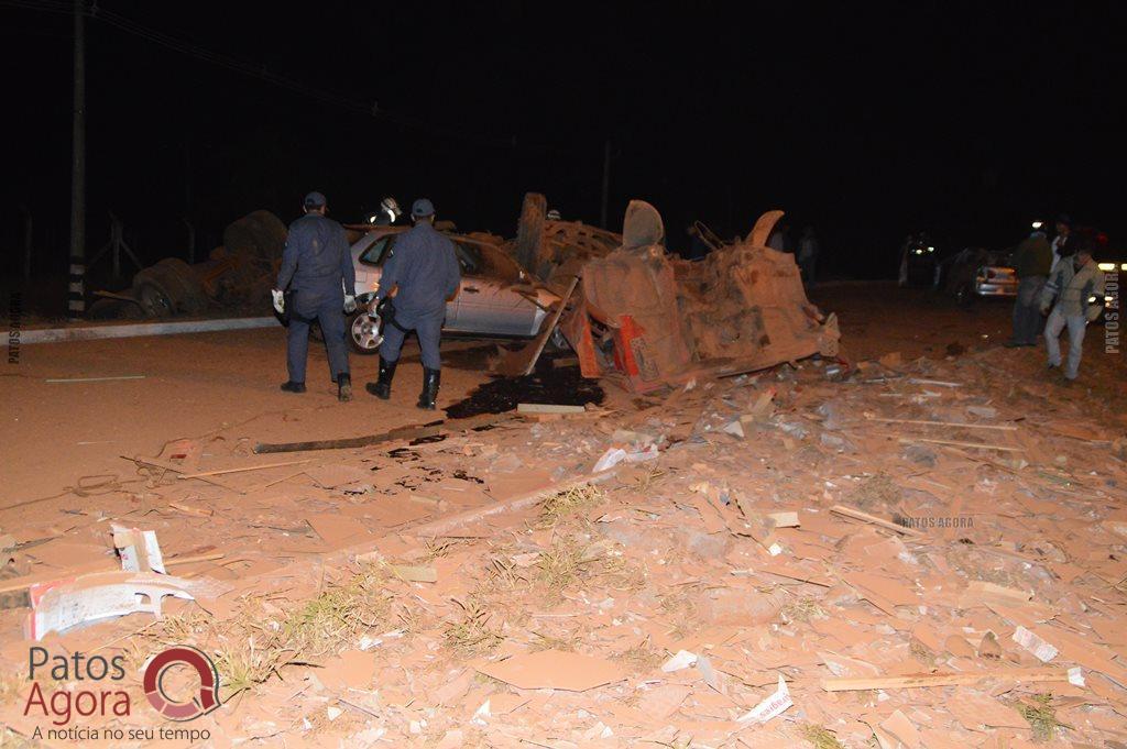 Caminhão sobe em alça de acesso da BR-365, atinge dois veículos e quatro ficam feridos | Patos Agora - A notícia no seu tempo - https://patosagora.net