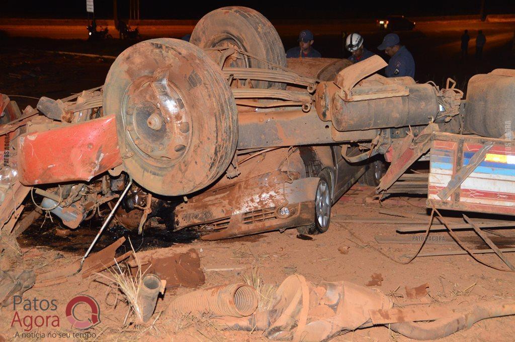 Caminhão sobe em alça de acesso da BR-365, atinge dois veículos e quatro ficam feridos | Patos Agora - A notícia no seu tempo - https://patosagora.net