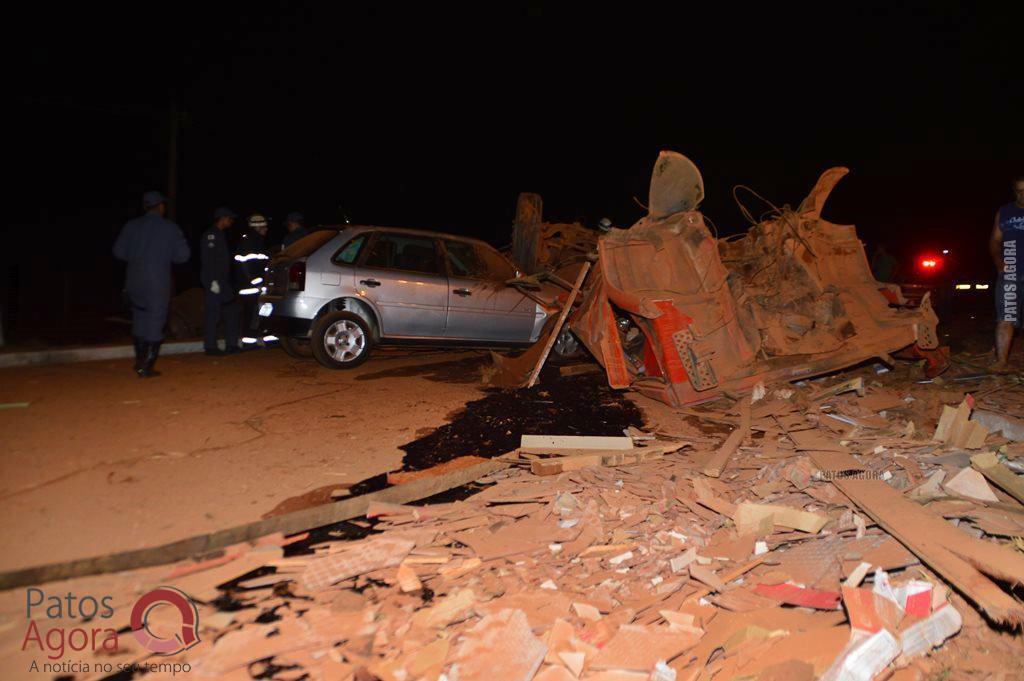 Caminhão sobe em alça de acesso da BR-365, atinge dois veículos e quatro ficam feridos | Patos Agora - A notícia no seu tempo - https://patosagora.net