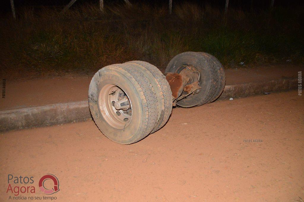 Caminhão sobe em alça de acesso da BR-365, atinge dois veículos e quatro ficam feridos | Patos Agora - A notícia no seu tempo - https://patosagora.net