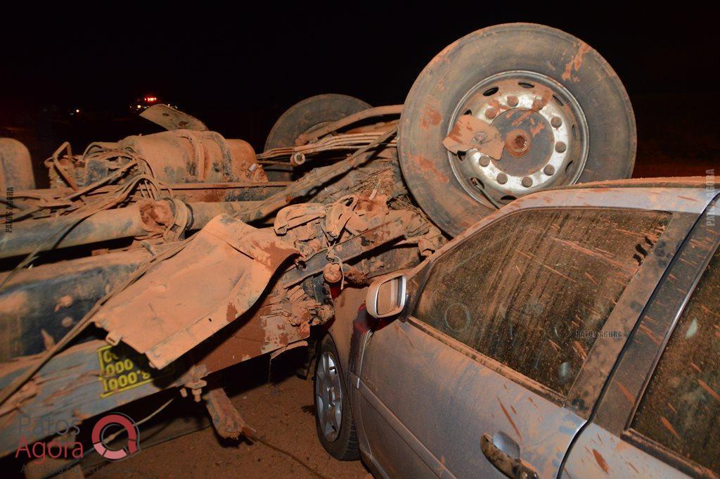 Caminhão sobe em alça de acesso da BR-365, atinge dois veículos e quatro ficam feridos | Patos Agora - A notícia no seu tempo - https://patosagora.net