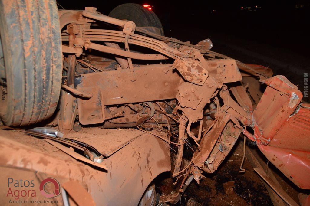 Caminhão sobe em alça de acesso da BR-365, atinge dois veículos e quatro ficam feridos | Patos Agora - A notícia no seu tempo - https://patosagora.net