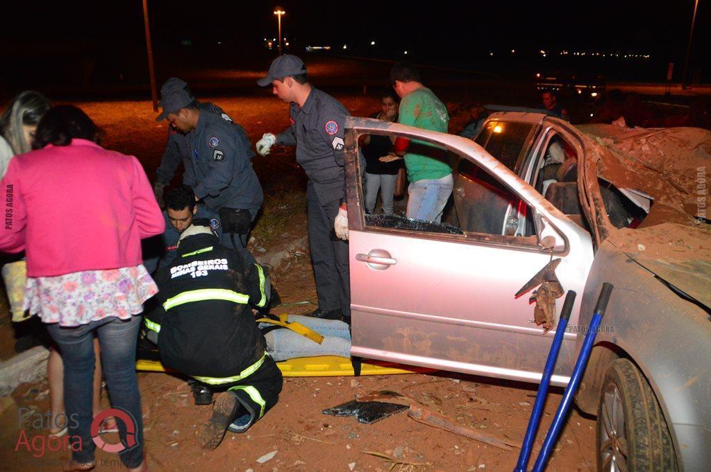 Caminhão sobe em alça de acesso da BR-365, atinge dois veículos e quatro ficam feridos | Patos Agora - A notícia no seu tempo - https://patosagora.net