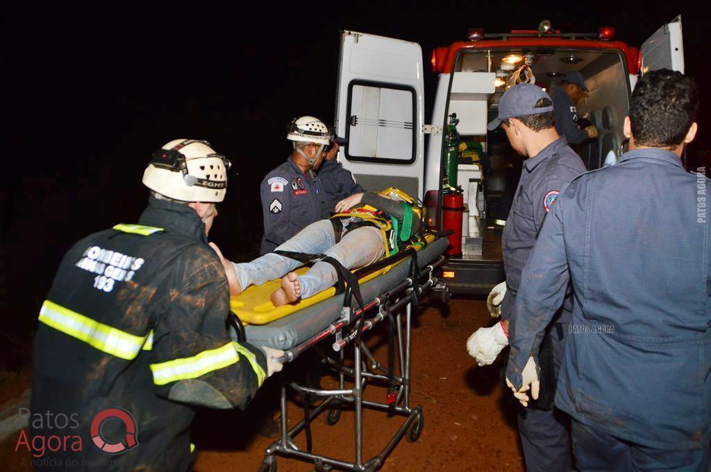 Caminhão sobe em alça de acesso da BR-365, atinge dois veículos e quatro ficam feridos | Patos Agora - A notícia no seu tempo - https://patosagora.net