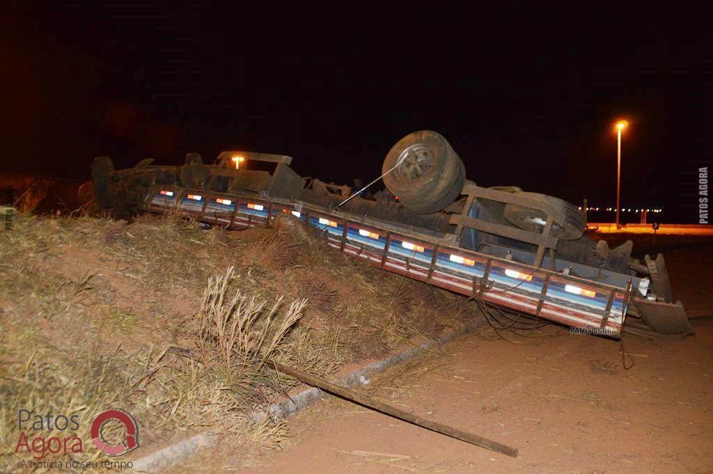 Caminhão sobe em alça de acesso da BR-365, atinge dois veículos e quatro ficam feridos | Patos Agora - A notícia no seu tempo - https://patosagora.net