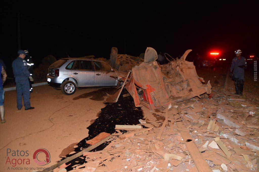 Caminhão sobe em alça de acesso da BR-365, atinge dois veículos e quatro ficam feridos | Patos Agora - A notícia no seu tempo - https://patosagora.net