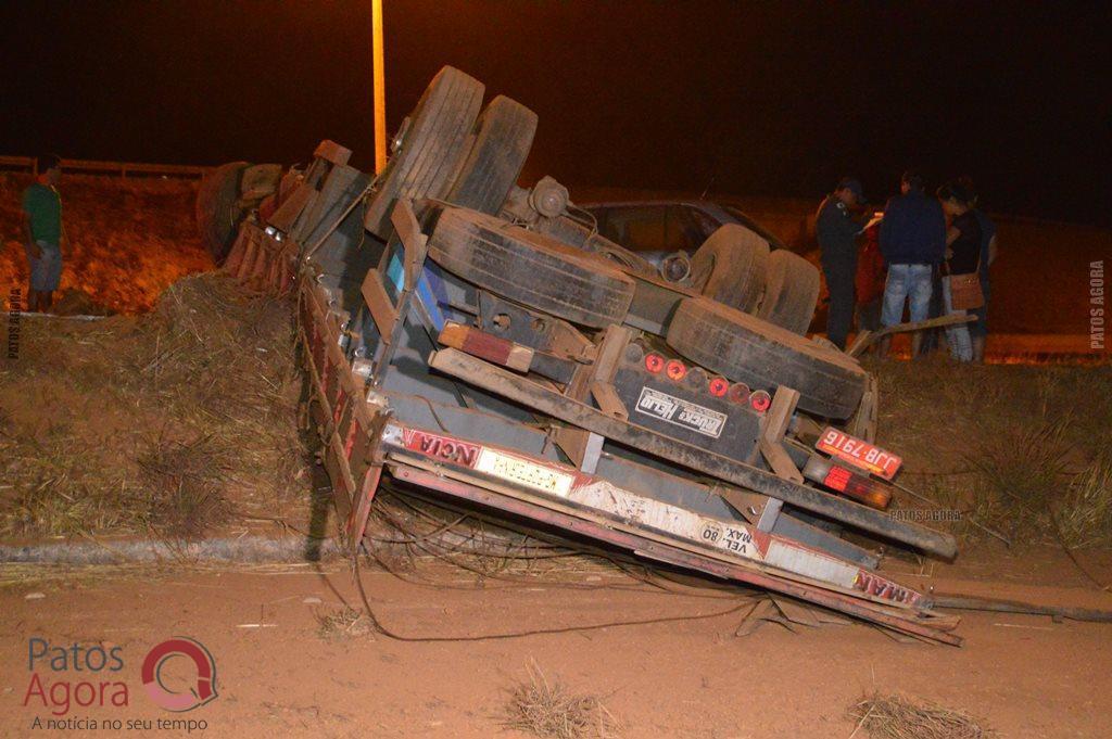 Caminhão sobe em alça de acesso da BR-365, atinge dois veículos e quatro ficam feridos | Patos Agora - A notícia no seu tempo - https://patosagora.net