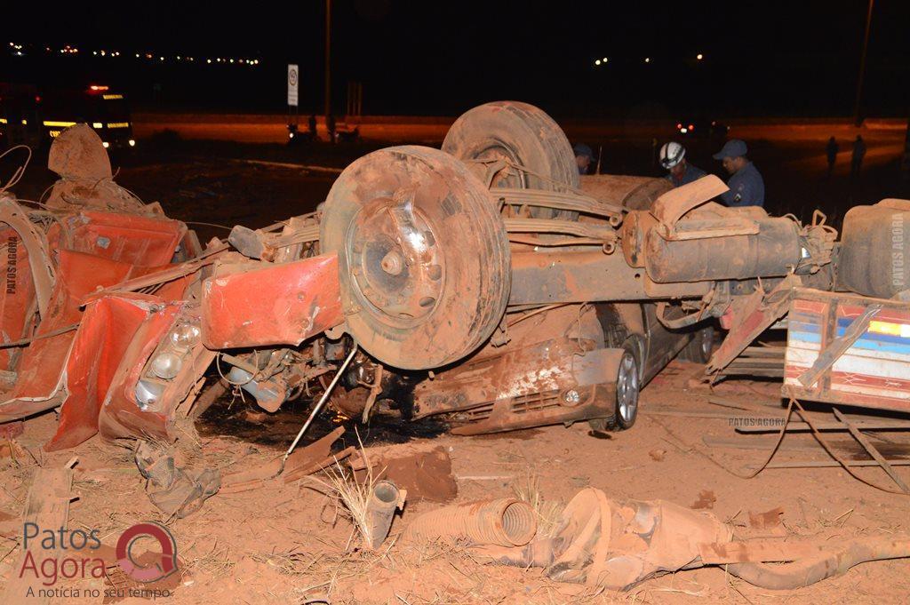 Caminhão sobe em alça de acesso da BR-365, atinge dois veículos e quatro ficam feridos | Patos Agora - A notícia no seu tempo - https://patosagora.net