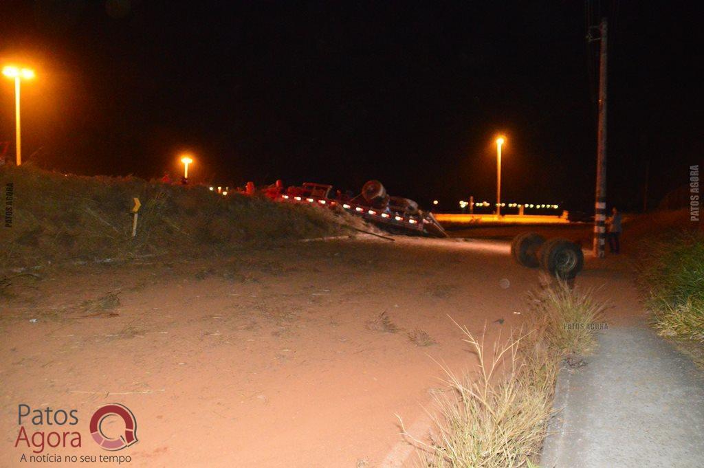 Caminhão sobe em alça de acesso da BR-365, atinge dois veículos e quatro ficam feridos | Patos Agora - A notícia no seu tempo - https://patosagora.net