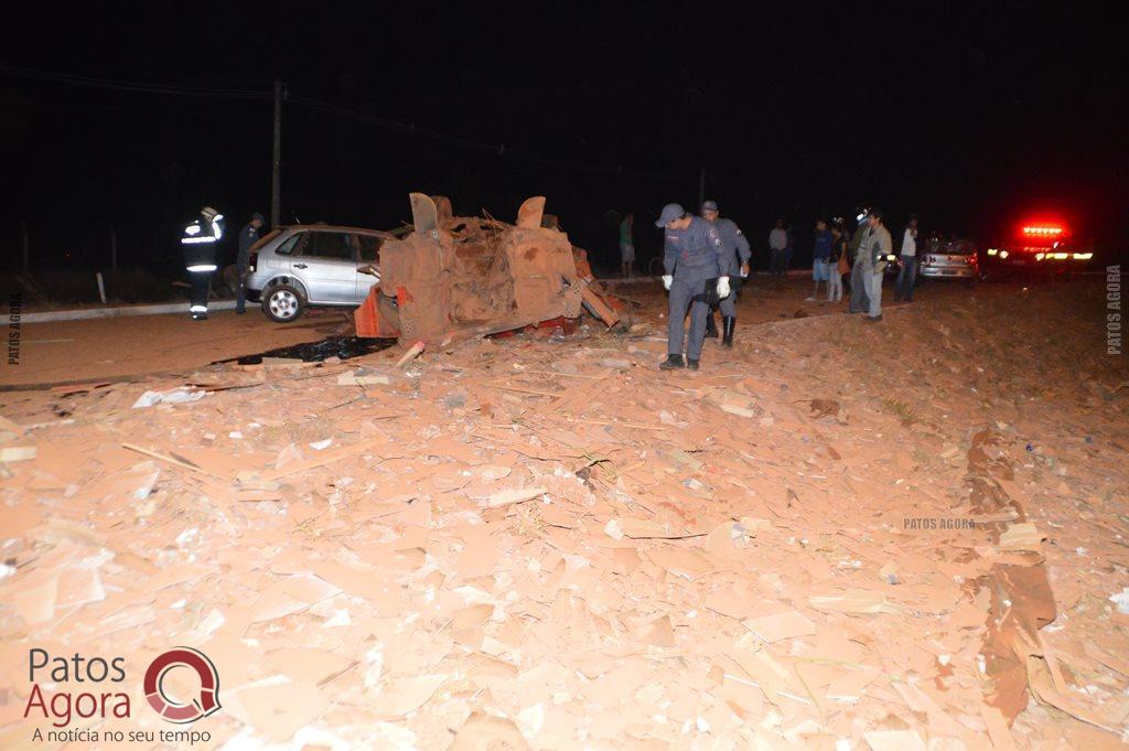 Caminhão sobe em alça de acesso da BR-365, atinge dois veículos e quatro ficam feridos | Patos Agora - A notícia no seu tempo - https://patosagora.net