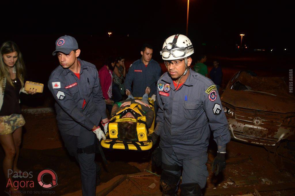 Caminhão sobe em alça de acesso da BR-365, atinge dois veículos e quatro ficam feridos | Patos Agora - A notícia no seu tempo - https://patosagora.net