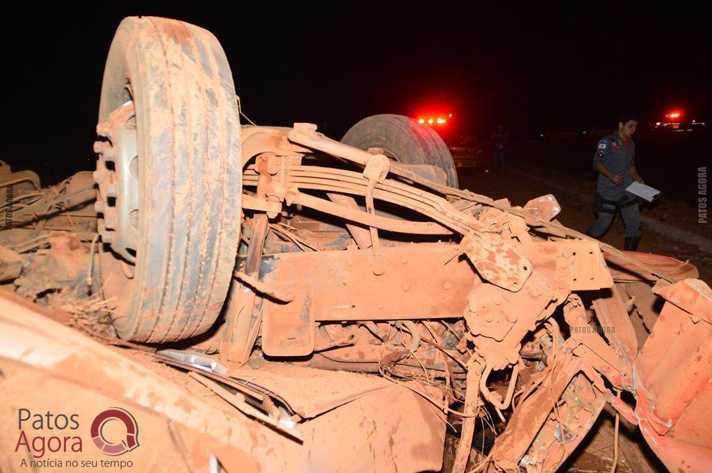 Caminhão sobe em alça de acesso da BR-365, atinge dois veículos e quatro ficam feridos | Patos Agora - A notícia no seu tempo - https://patosagora.net