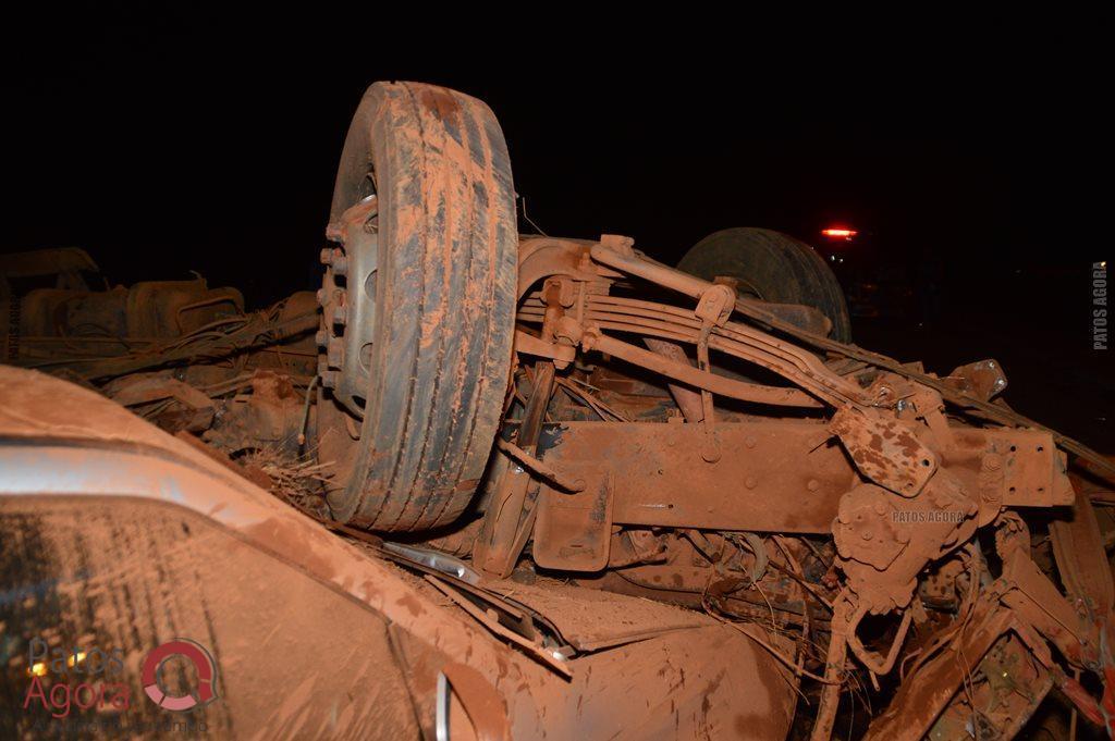 Caminhão sobe em alça de acesso da BR-365, atinge dois veículos e quatro ficam feridos | Patos Agora - A notícia no seu tempo - https://patosagora.net