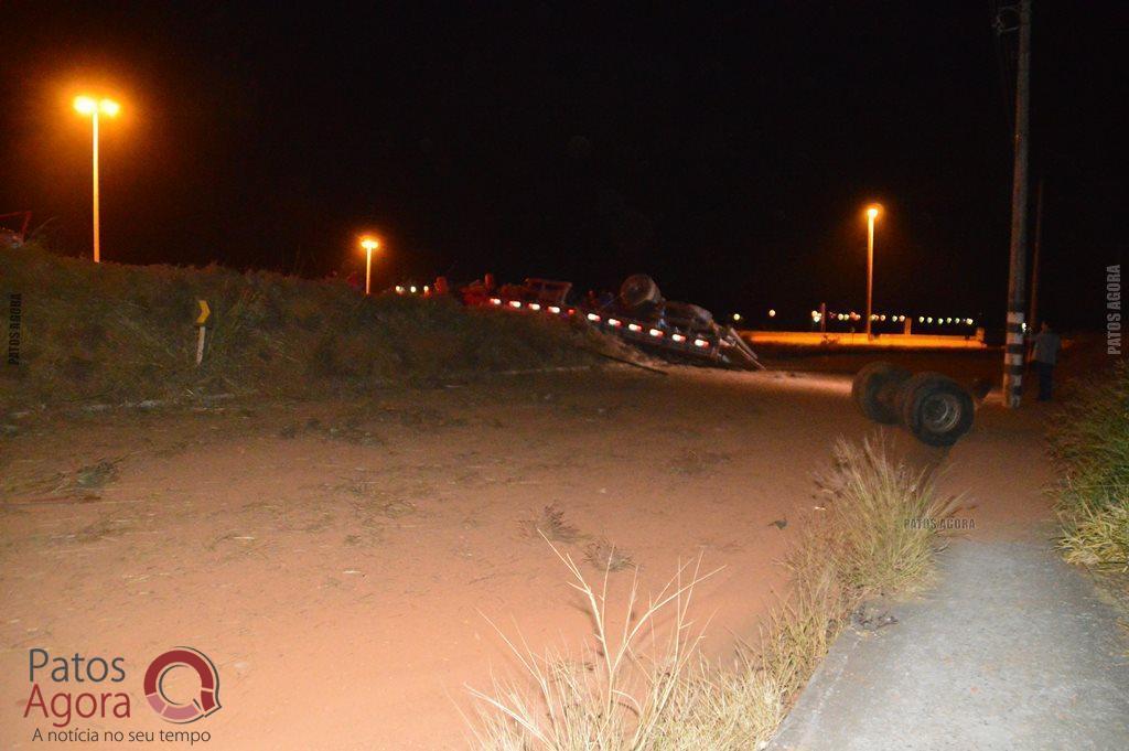 Caminhão sobe em alça de acesso da BR-365, atinge dois veículos e quatro ficam feridos | Patos Agora - A notícia no seu tempo - https://patosagora.net