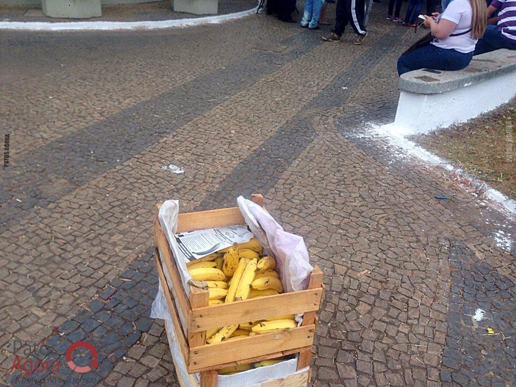 Em terceiro dia de greve servidores distribuem bananas no centro de Patos de Minas | Patos Agora - A notícia no seu tempo - https://patosagora.net