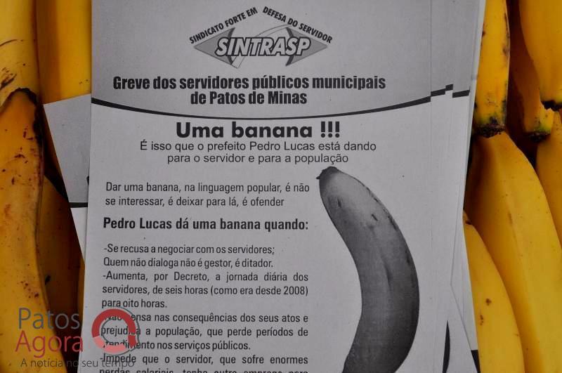 Em terceiro dia de greve servidores distribuem bananas no centro de Patos de Minas | Patos Agora - A notícia no seu tempo - https://patosagora.net