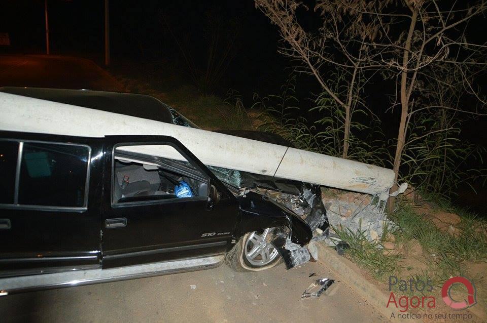 Embriagado, motorista perde controle de carro e bate em poste | Patos Agora - A notícia no seu tempo - https://patosagora.net