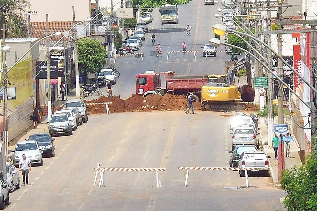 Obras deixam Rua Major Gote interditada no centro de Patos de Minas | Patos Agora - A notícia no seu tempo - https://patosagora.net