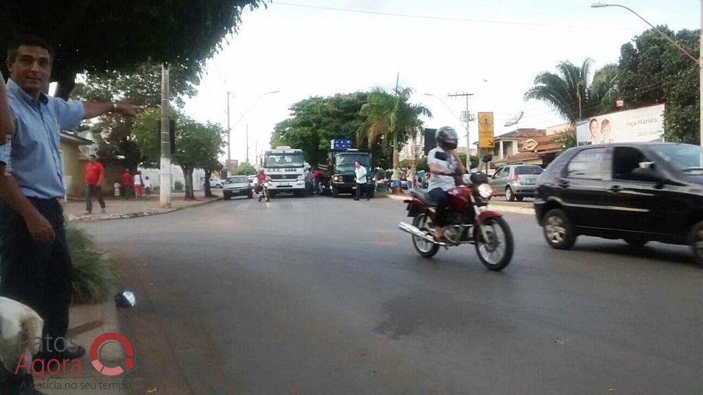 Caminhão para na faixa de pedestres, motociclista se assusta e acaba colidindo na traseira | Patos Agora - A notícia no seu tempo - https://patosagora.net