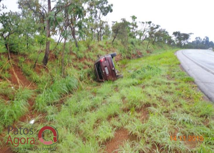 PRESIDENTE OLEGÁRIO:Motorista perde controle do carro e tomba na MGC-354 | Patos Agora - A notícia no seu tempo - https://patosagora.net