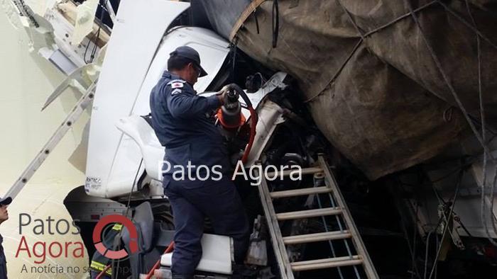 Carretas batem de frente em mais um grave acidente na BR-365, local conhecido como ´Curva da morte´ | Patos Agora - A notícia no seu tempo - https://patosagora.net