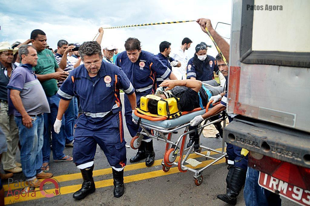 Bombeiros retiram vítimas das ferragens com vida depois de colisão entre carretas na BR-365 | Patos Agora - A notícia no seu tempo - https://patosagora.net
